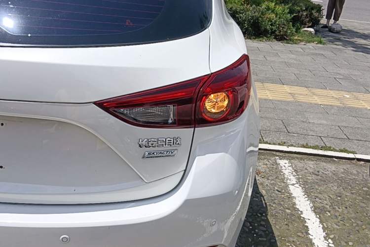 Used Mazda 3 Axela 2017 Hatchback 1.5L Automatic Luxury Model Emission Standard China V Right Rear Taillight
