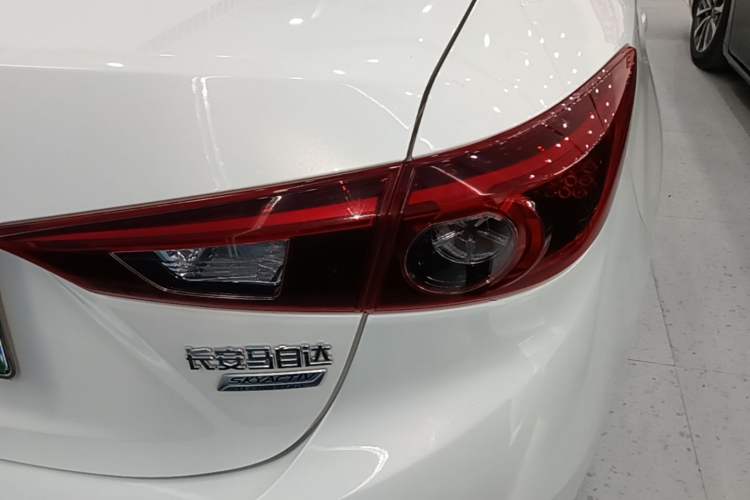 Used Mazda 3 Axela 2017 Sedan 1.5L Automatic Luxury Model Emission Standard China V Right Rear Taillight
