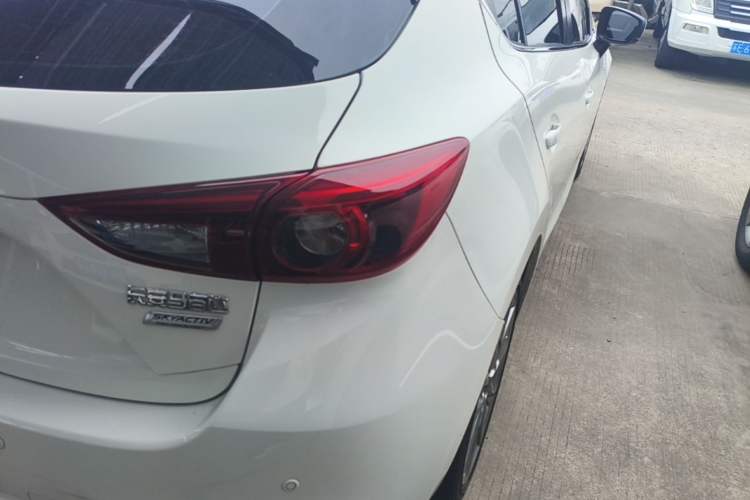 Used Mazda 3 Axela 2017 Hatchback 2.0L Automatic Luxury Model Emission Standard China V Right Rear Taillight