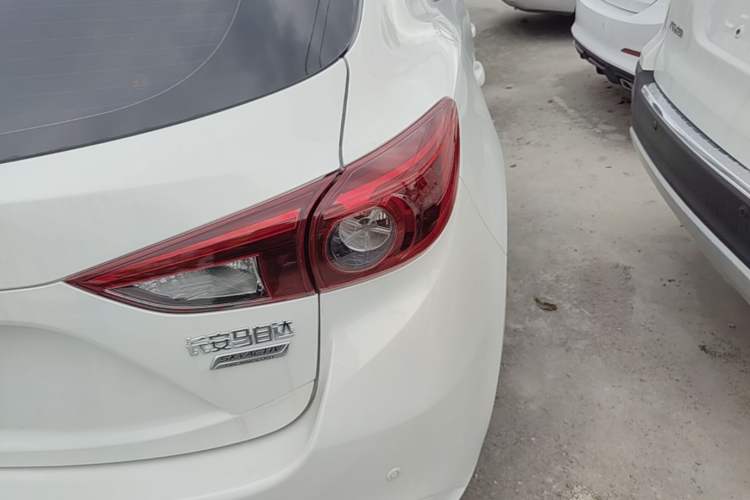 Used Mazda 3 Axela 2017 Hatchback 1.5L Automatic Luxury Model China VI Standard Right Rear Taillight