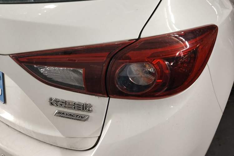Used Mazda 3 Axela 2017 Hatchback 2.0L Automatic Luxury Model Emission Standard China V Right Rear Taillight