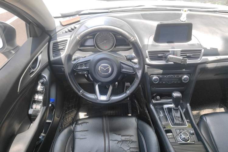 Used Mazda 3 Axela 2017 Sedan 1.5L Automatic Luxury Model Emission Standard China V Steering Wheel