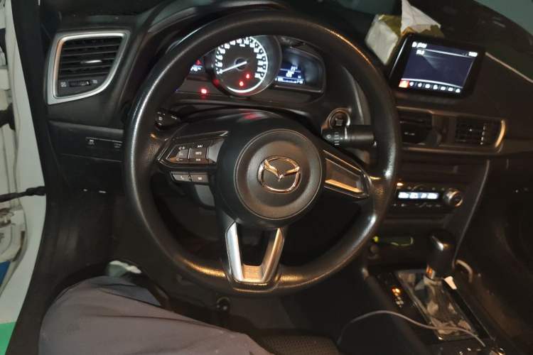 Used Mazda 3 Axela 2017 Sedan 1.5L Automatic Luxury Model Emission Standard China V Steering Wheel