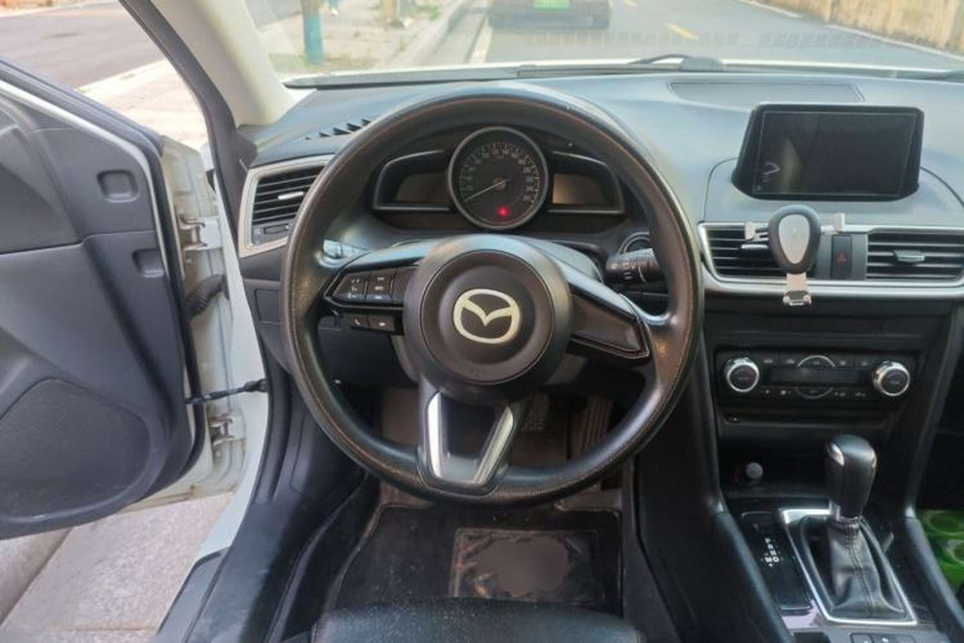 Used Mazda 3 Axela 2017 Sedan 1.5L Automatic Luxury Model Emission Standard China V Steering Wheel