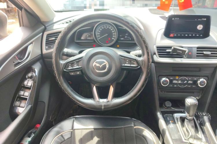 Used Mazda 3 Axela 2017 Sedan 1.5L Automatic Luxury Model China VI Standard Steering Wheel