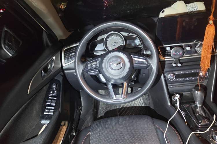 Used Mazda 3 Axela 2017 Sedan 1.5L Automatic Luxury Model Emission Standard China V Steering Wheel