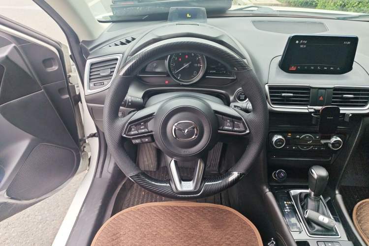 Used Mazda 3 Axela 2017 Hatchback 2.0L Automatic Sport Model China V Emission Standard Steering Wheel