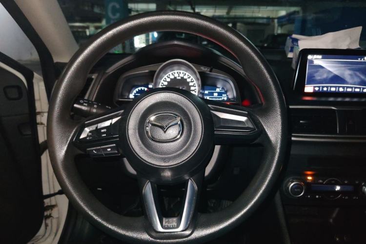 Used Mazda 3 Axela 2017 Sedan 1.5L Manual Luxury Model Emission Standard China V Steering Wheel