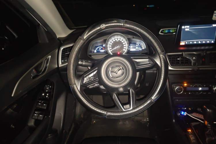 Used Mazda 3 Axela 2017 Sedan 1.5L Automatic Luxury Model China VI Standard Steering Wheel