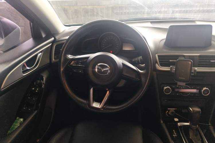 Used Mazda 3 Axela 2017 Hatchback 1.5L Automatic Luxury Model Emission Standard China V Steering Wheel