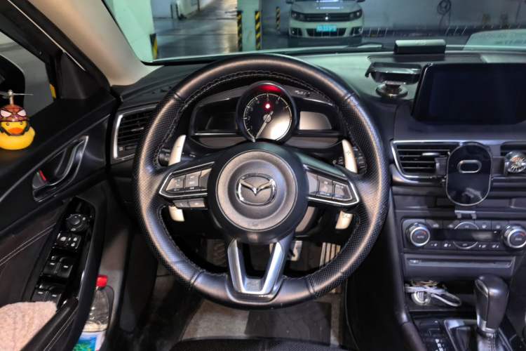 Used Mazda 3 Axela 2017 Hatchback 2.0L Automatic Sport Model China V Emission Standard Steering Wheel