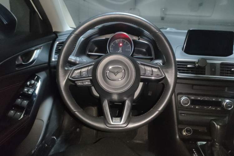 Used Mazda 3 Axela 2017 Sedan 2.0L Automatic Flagship Model China V Standard Steering Wheel