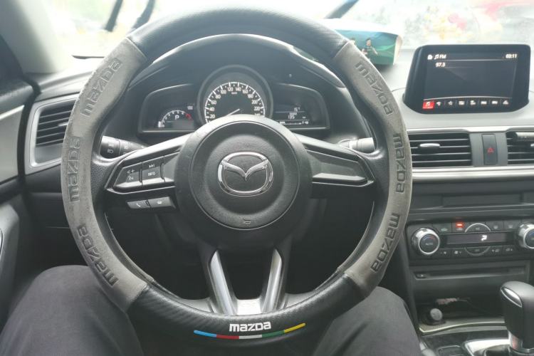 Used Mazda 3 Axela 2017 Sedan 1.5L Automatic Luxury Model China VI Standard Steering Wheel