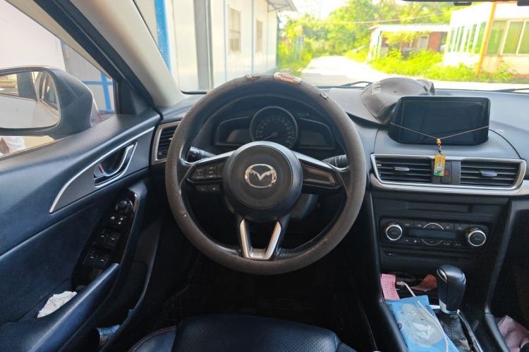 Used Mazda 3 Axela 2017 Sedan 1.5L Automatic Luxury Model China VI Standard Steering Wheel