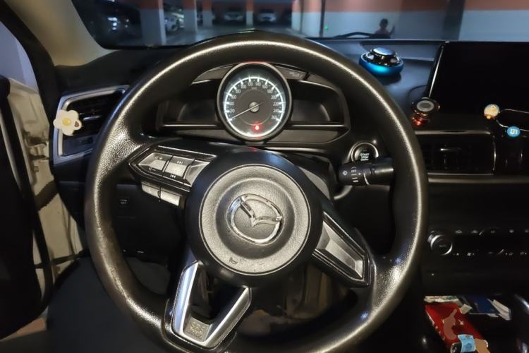 Used Mazda 3 Axela 2017 Sedan 1.5L Automatic Luxury Model China VI Standard Steering Wheel