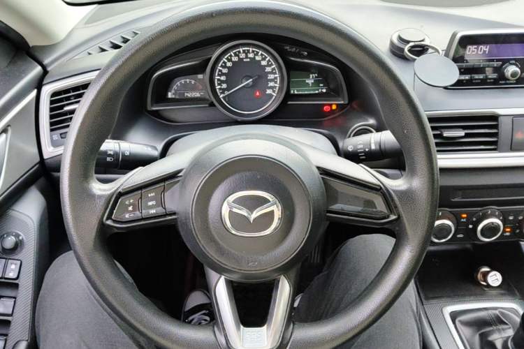 Used Mazda 3 Axela 2017 Sedan 1.5L Manual Comfort Model Emission Standard China V Steering Wheel