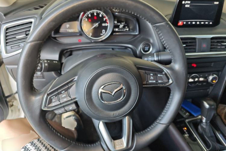 Used Mazda 3 Axela 2017 Sedan 2.0L Automatic Flagship Model China V Standard Steering Wheel