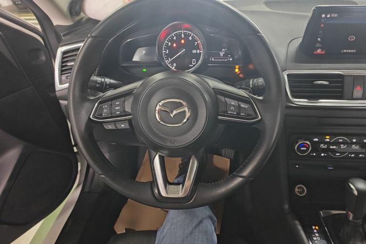 Used Mazda 3 Axela 2017 Hatchback 2.0L Automatic Sport Model China V Emission Standard Steering Wheel