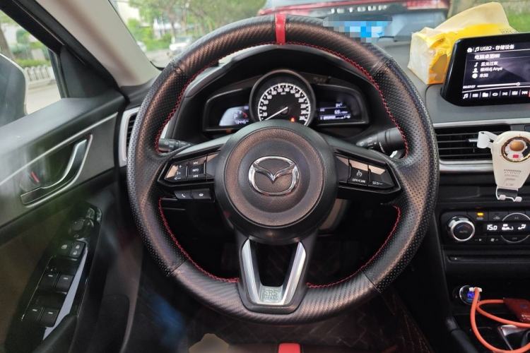 Used Mazda 3 Axela 2017 Sedan 1.5L Automatic Luxury Model China VI Standard Steering Wheel