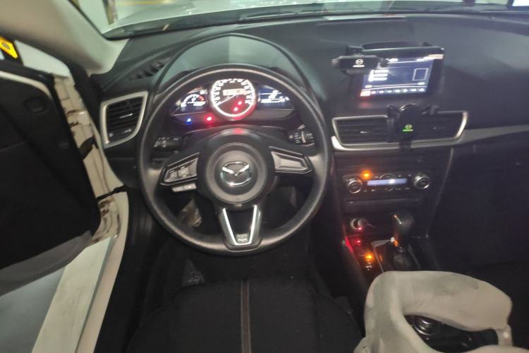Used Mazda 3 Axela 2017 Sedan 1.5L Automatic Luxury Model China VI Standard Steering Wheel