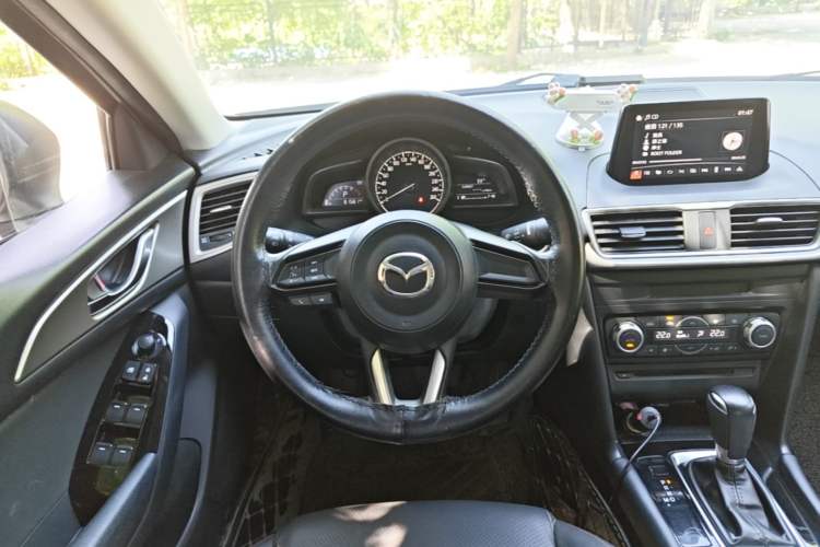 Used Mazda 3 Axela 2017 Sedan 1.5L Automatic Luxury Model Emission Standard China V Steering Wheel