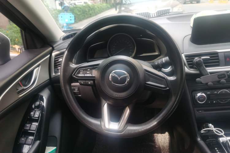 Used Mazda 3 Axela 2017 Sedan 1.5L Automatic Luxury Model China VI Standard Steering Wheel