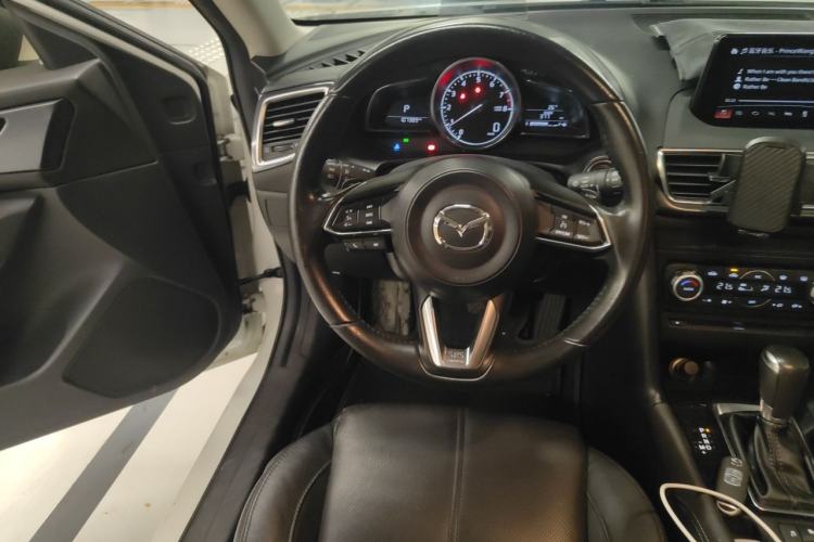 Used Mazda 3 Axela 2017 Hatchback 2.0L Automatic Sport Model China V Emission Standard Steering Wheel
