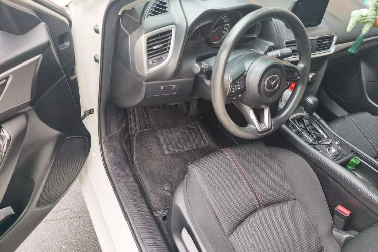 Used Mazda 3 Axela 2017 Sedan 1.5L Automatic Luxury Model China VI Standard Steering Wheel