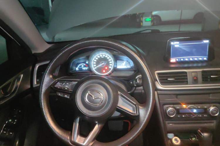 Used Mazda 3 Axela 2017 Sedan 1.5L Automatic Luxury Model China VI Standard Steering Wheel