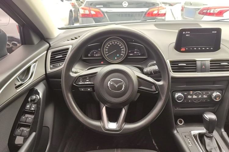 Used Mazda 3 Axela 2017 Hatchback 1.5L Automatic Luxury Model China VI Standard Steering Wheel