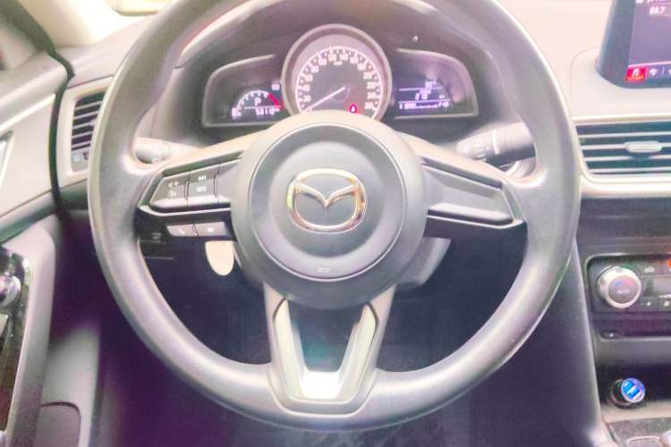 Used Mazda 3 Axela 2017 Sedan 1.5L Automatic Luxury Model China VI Standard Steering Wheel