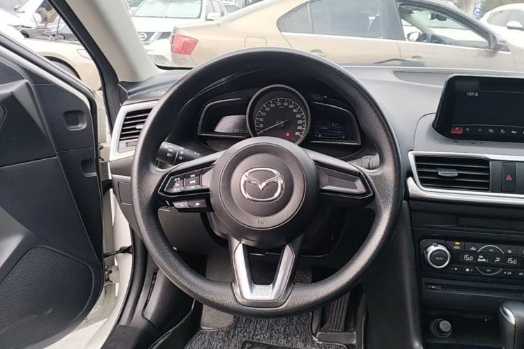 Used Mazda 3 Axela 2017 Sedan 1.5L Automatic Luxury Model China VI Standard Steering Wheel