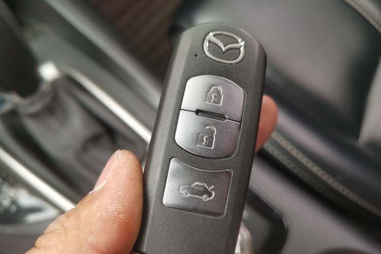 Used Mazda 3 Axela 2017 Sedan 1.5L Automatic Comfort Model Emission Standard China V Vehicle Key