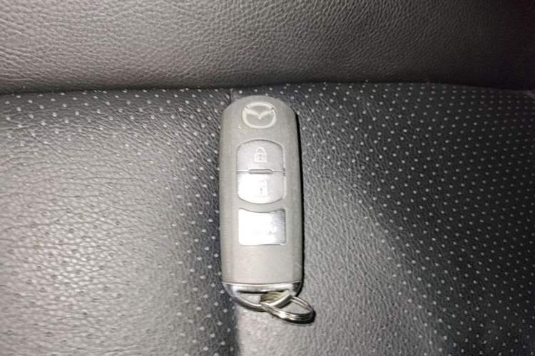 Used Mazda 3 Axela 2017 Sedan 1.5L Automatic Luxury Model Emission Standard China V Vehicle Key