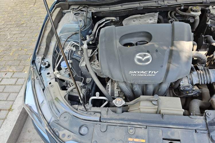 Used Mazda 3 Axela 2019 Cloud-Controlled Sedan 1.5L Automatic Luxury Model China VI Standard Engine Bay Right