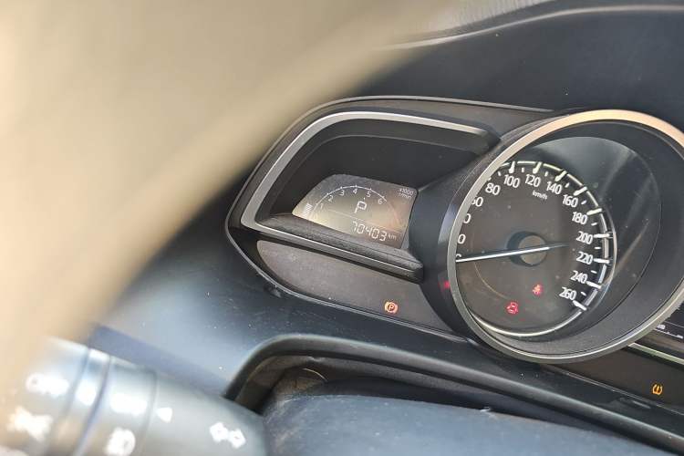 Used Mazda 3 Axela 2019 Cloud-Controlled Sedan 1.5L Automatic Luxury Model China VI Standard Odometer Close Up