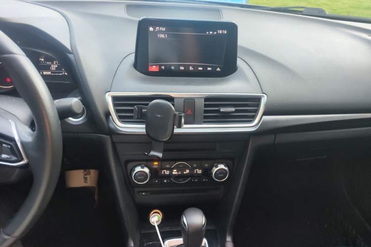Used Mazda 3 Axela 2019 Cloud-Controlled Version Sedan 2.0L Automatic Luxury Trim China VI Standard Audio And AC Panel