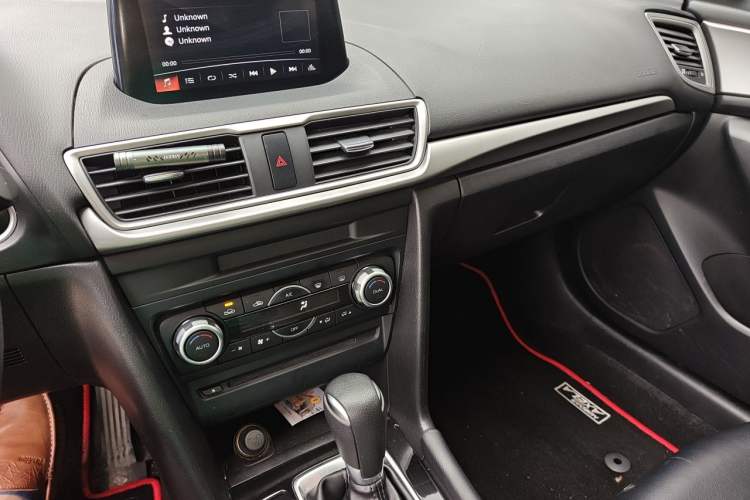 Used Mazda 3 Axela 2019 Cloud-Controlled Sedan 1.5L Automatic Luxury Model China VI Standard Audio And AC Panel
