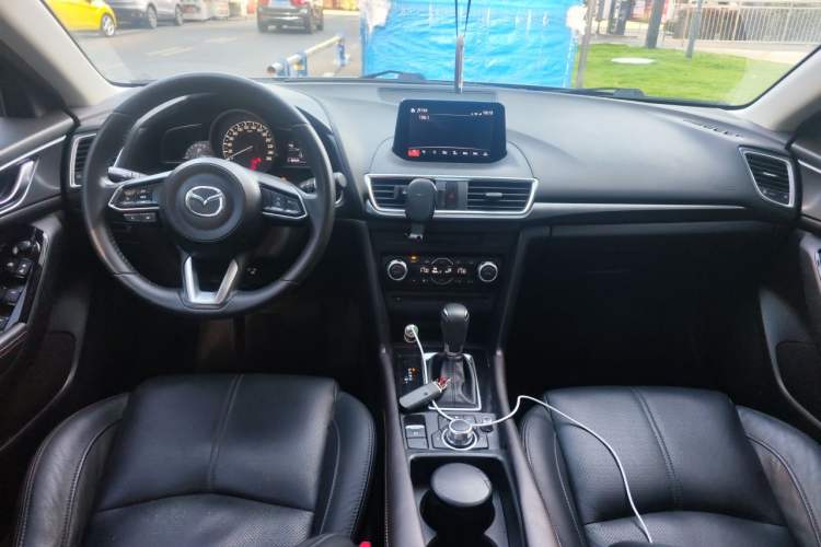 Used Mazda 3 Axela 2019 Cloud-Controlled Version Sedan 2.0L Automatic Luxury Trim China VI Standard Center Console