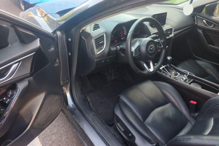 Used Mazda 3 Axela 2019 Cloud-Controlled Version Sedan 2.0L Automatic Luxury Trim China VI Standard Driver Seat