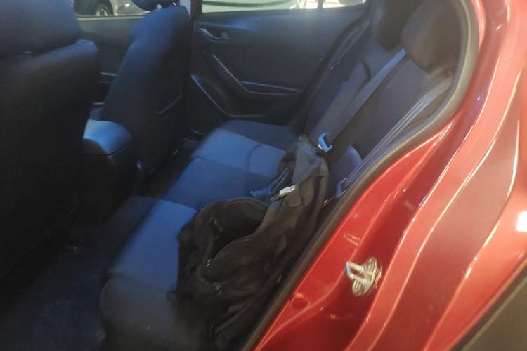 Used Mazda 3 Axela 2019 Cloud-Control Edition Hatchback 1.5L Automatic Comfort Model China VI Standard Left Rear Seat
