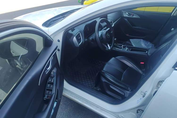 Used Mazda 3 Axela 2019 Cloud-Controlled Sedan 1.5L Automatic Luxury Model China VI Standard Driver Seat