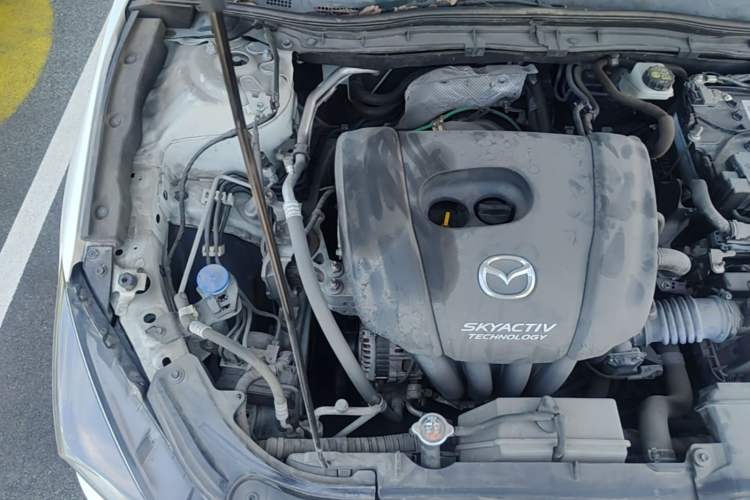 Used Mazda 3 Axela 2019 Cloud-Controlled Sedan 1.5L Automatic Luxury Model China VI Standard Engine Bay Right