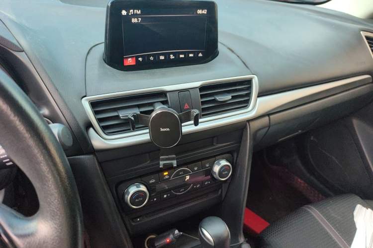 Used Mazda 3 Axela 2019 Cloud-Controlled Sedan 1.5L Automatic Luxury Model China VI Standard Audio And AC Panel