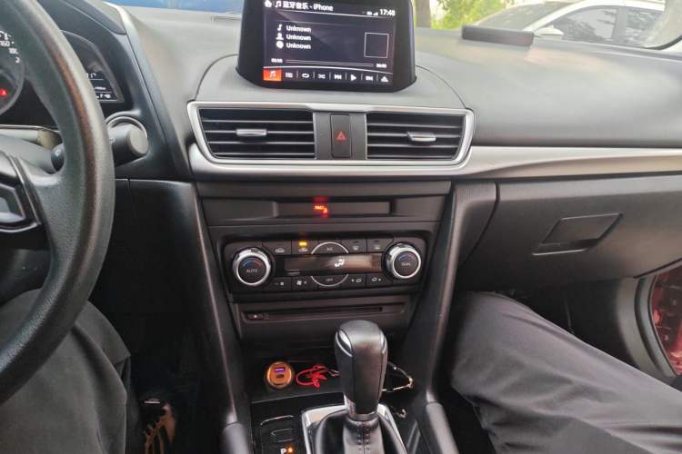 Used Mazda 3 Axela 2019 Cloud-Controlled Edition Hatchback 1.5L Automatic Luxury Model China VI Standard Audio And AC Panel