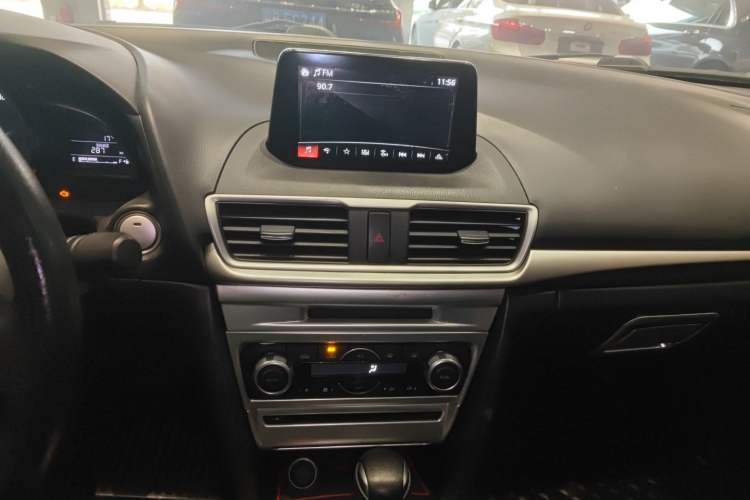 Used Mazda 3 Axela 2019 Cloud-Controlled Sedan 1.5L Automatic Luxury Model China VI Standard Audio And AC Panel