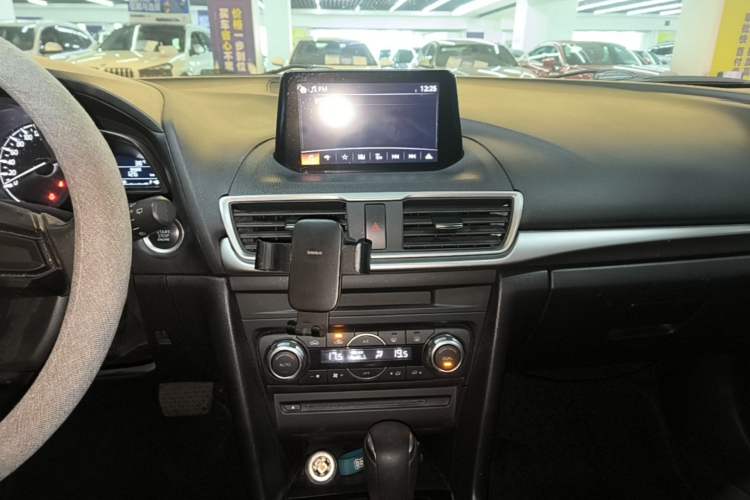 Used Mazda 3 Axela 2019 Cloud-Controlled Edition Hatchback 1.5L Automatic Luxury Model China VI Standard Audio And AC Panel