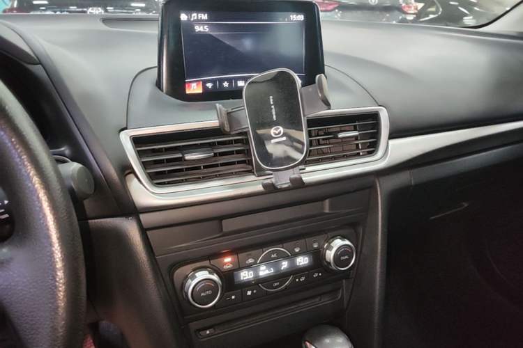 Used Mazda 3 Axela 2019 Cloud-Controlled Sedan 1.5L Automatic Luxury Model China VI Standard Audio And AC Panel