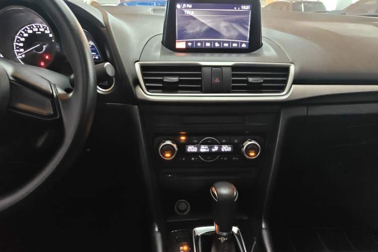 Used Mazda 3 Axela 2019 Cloud-Controlled Sedan 1.5L Automatic Luxury Model China VI Standard Audio And AC Panel