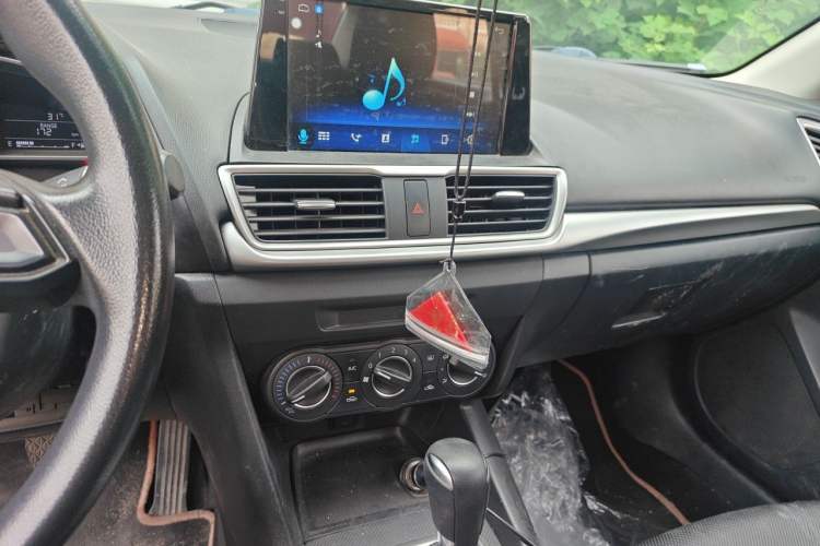 Used Mazda 3 Axela 2019 Cloud-Controlled Version Sedan 1.5L Automatic Comfort Trim China VI Standard Audio And AC Panel
